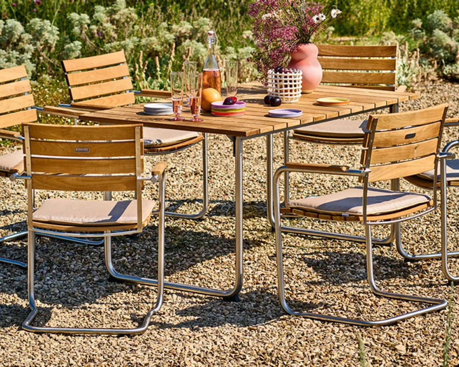Outdoor Dining mit Tisch und Sesseln im hochwertigen Gartenambiente