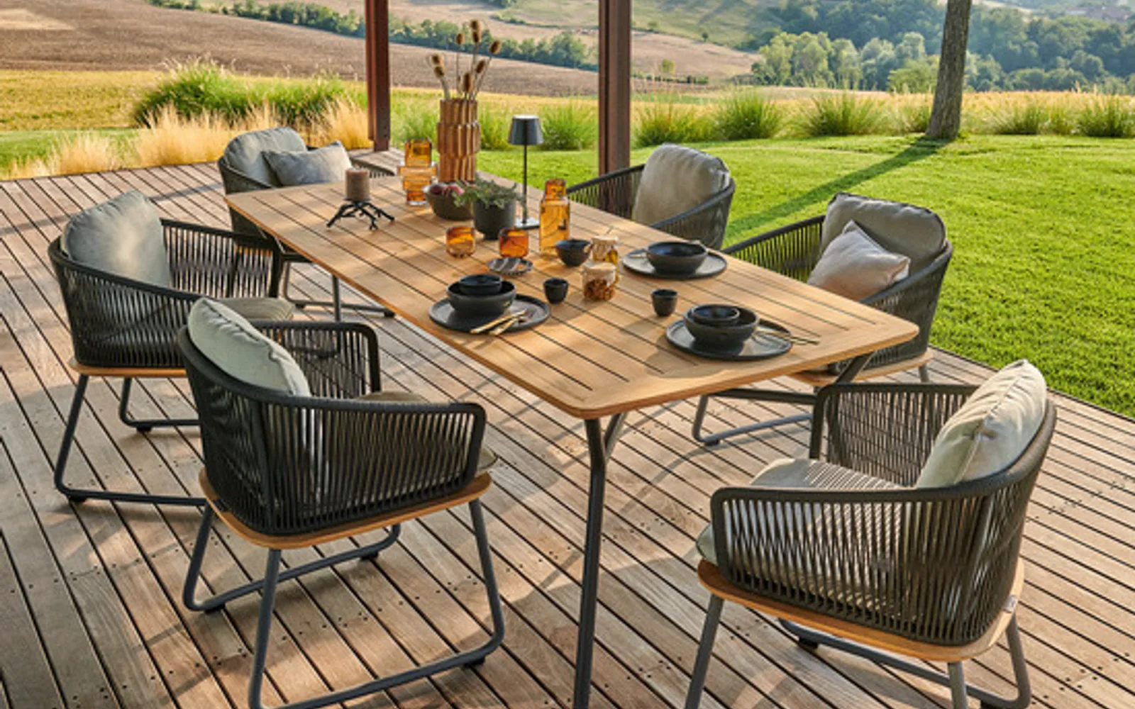 Premium Gartenmöbel mit Outdoor-Dining, Lounge und Sonnenschirm auf einer eleganten Terrasse