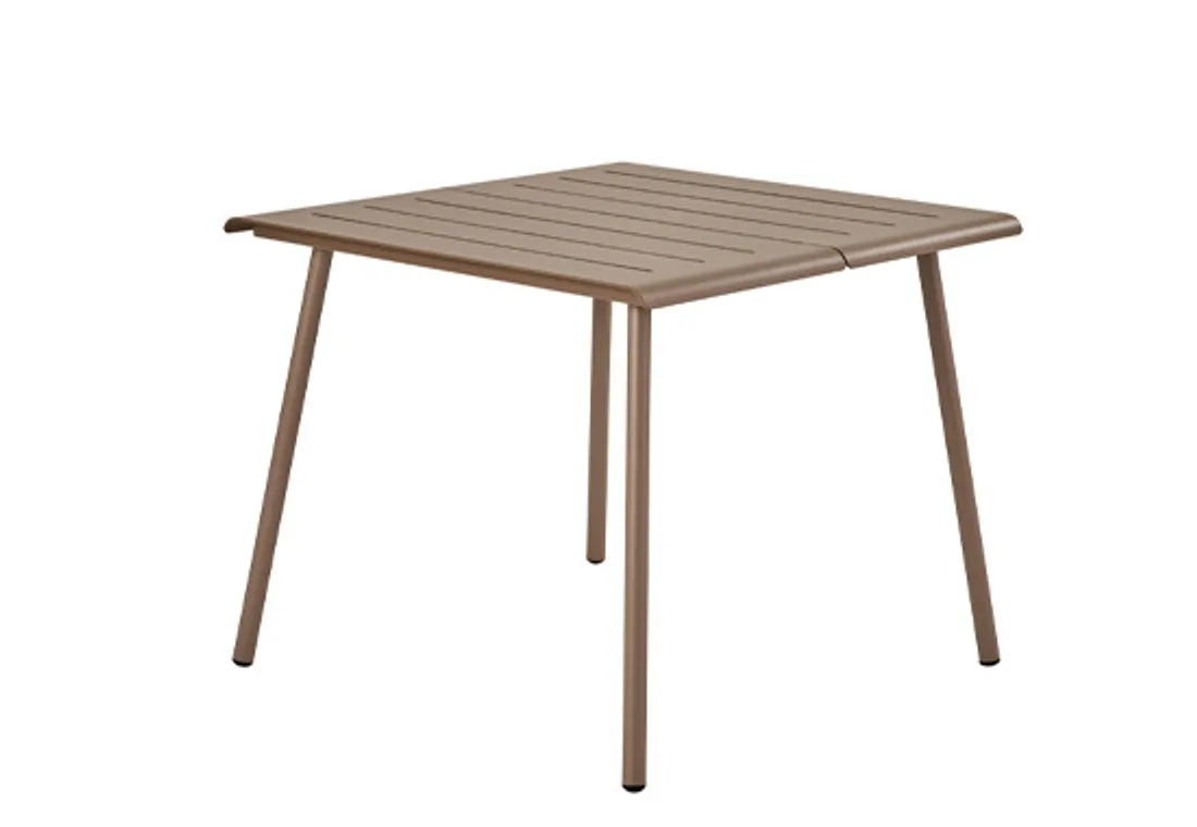 Moderner Innenhof mit klaren Outdoor-Möbeln